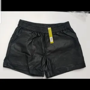 GIANNI BINI Black Shorts