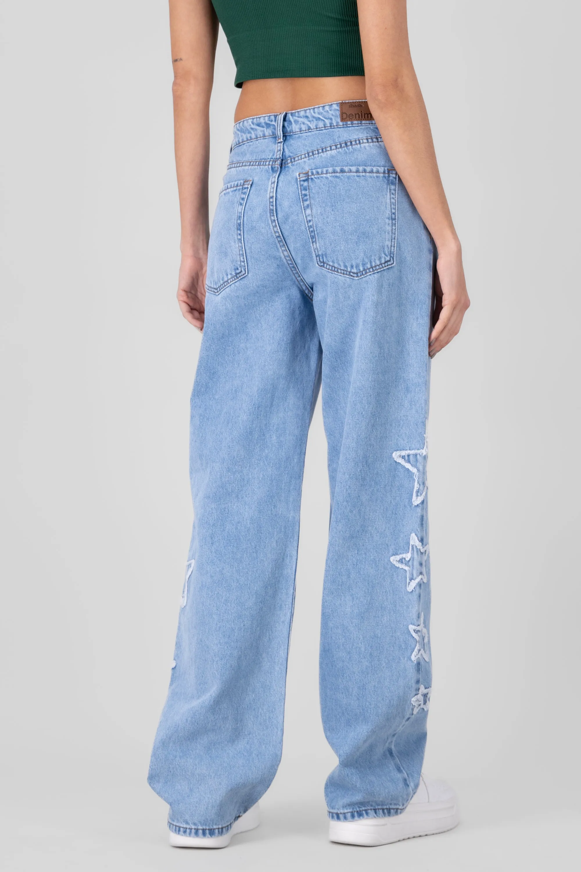 Jeans straight con estrellas asimétrico