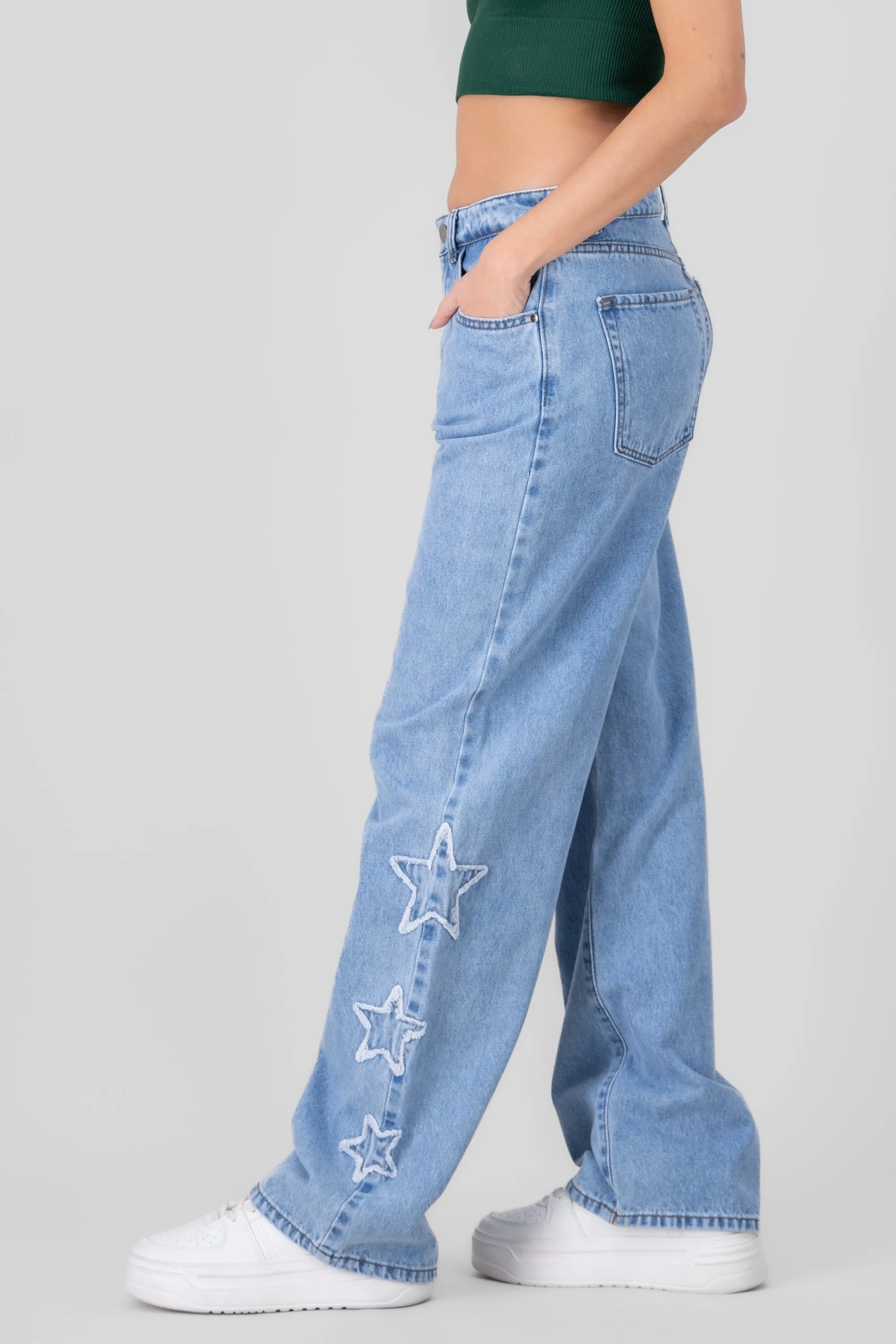 Jeans straight con estrellas asimétrico