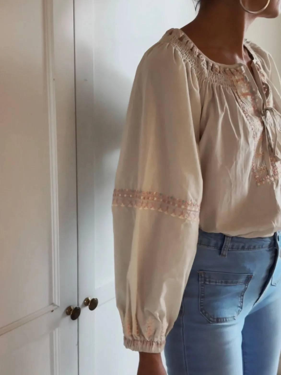 LOOSE TOP WITH DETAILS - BEIGE