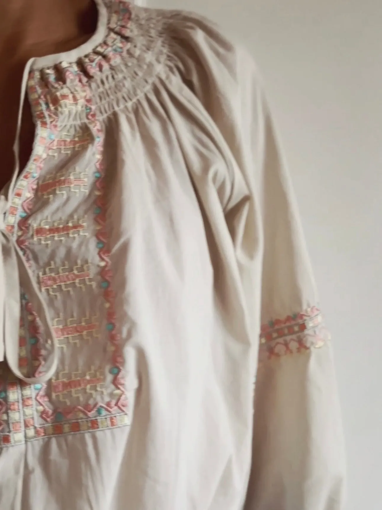 LOOSE TOP WITH DETAILS - BEIGE