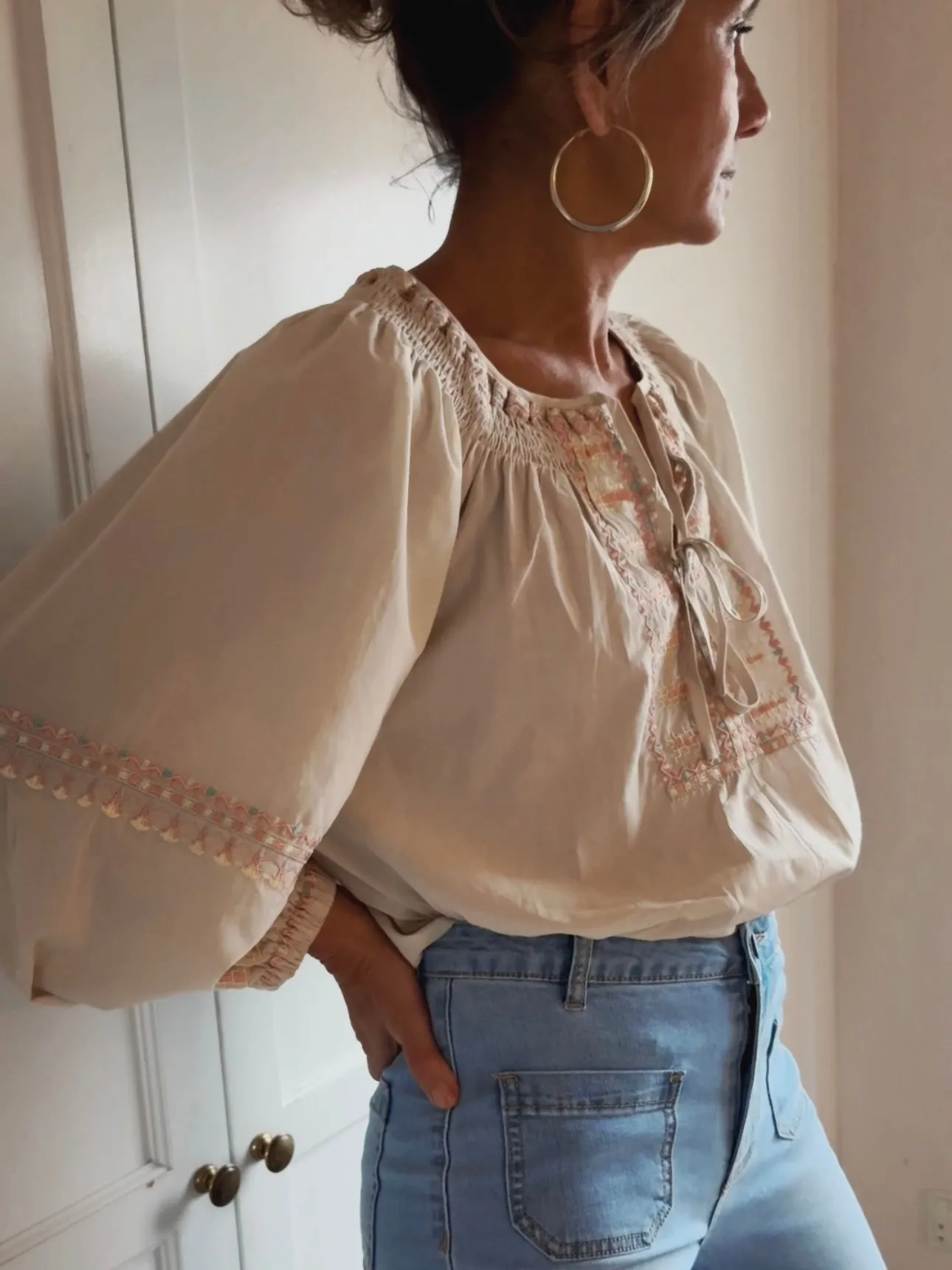 LOOSE TOP WITH DETAILS - BEIGE