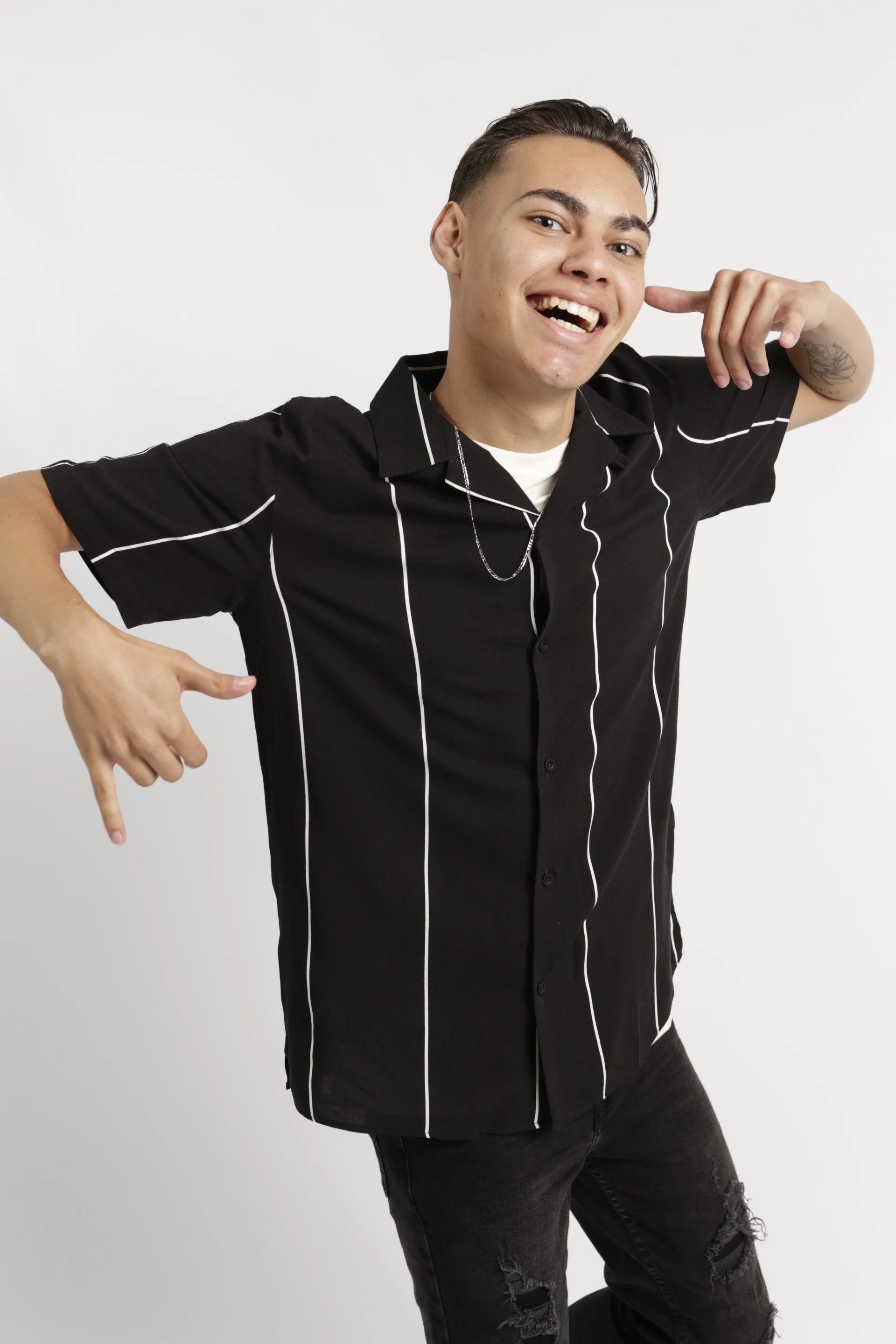 Men's Thin Stripe Short Sleeve Viscose Loose Shirt - Black