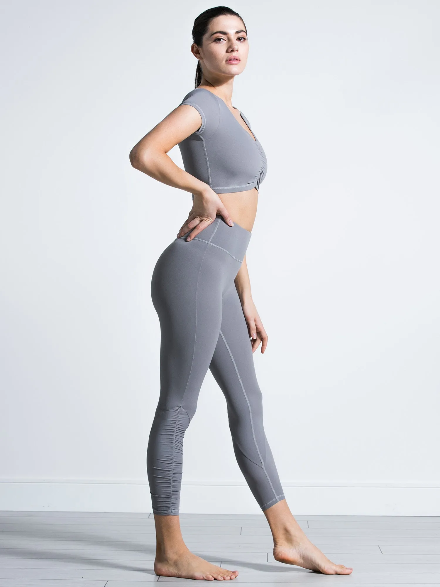 RUCHED NUDE TEE, LUNAR GREY