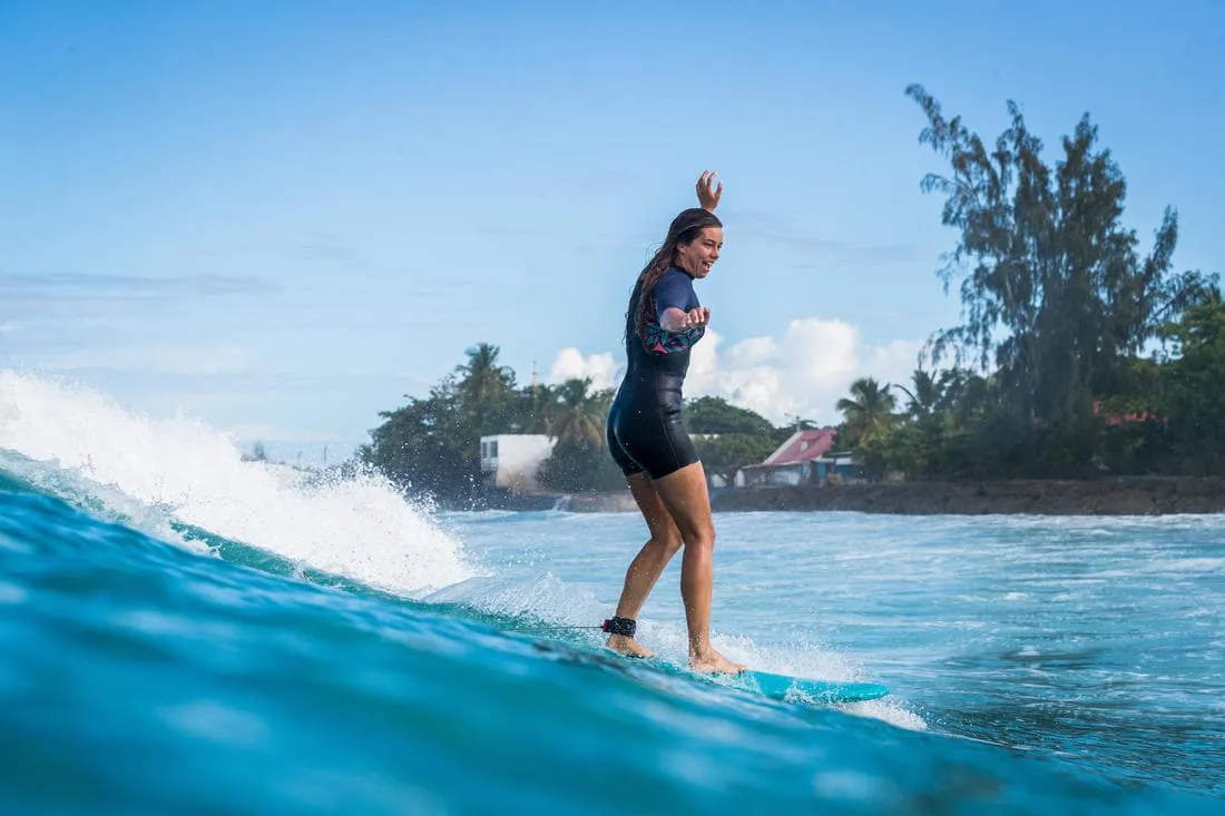 Shorty de surf femme 500 akaru zip dos manches courtes