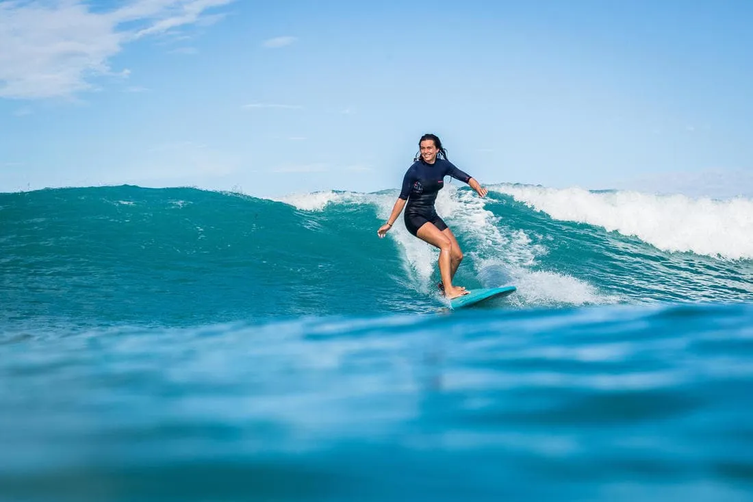 Shorty de surf femme 500 akaru zip dos manches courtes
