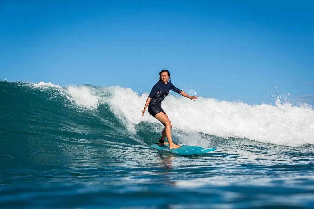 Shorty de surf femme 500 akaru zip dos manches courtes